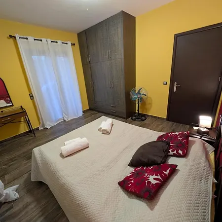 Dimitris Hidden Paradise - Three Bedroom Lägenhet